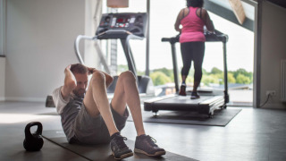 Dos personas haciendo ejercicio en el gimnasio de Résidence Lichtenvoorde en el parque de vacaciones de Gelderland.