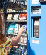 Una persona elige un refrigerio de una máquina expendedora en Résidence de Leuvert, parque vacacional en Brabante Septentrional, Países Bajos.