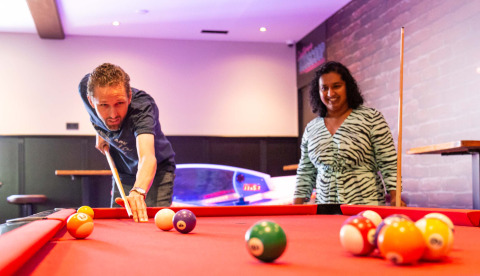 To personer spiller billard på et feriecenter i Résidence de Leuvert, Noord-Brabant, Holland.