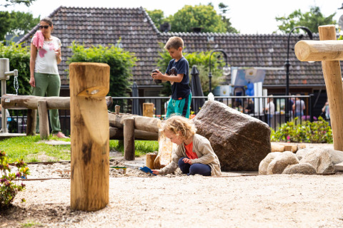 Des enfants jouent dans un bac à sable au terrain de jeux de Landgoed de Scheleberg, un parc de vacances aux Pays-Bas.