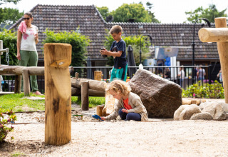 Kinder spielen im Sandkasten auf einem Spielplatz im Landgoed de Scheleberg, Gelderland, Niederlande.
