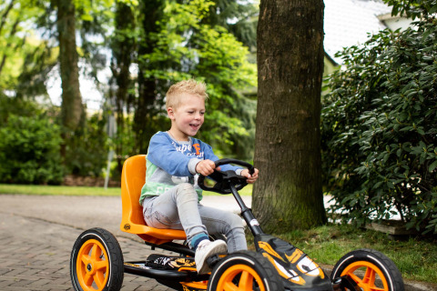 Ragazzo guida un kart a pedali nel parco vacanze Landgoed de Scheleberg a Gelderland, Paesi Bassi, all'aperto.