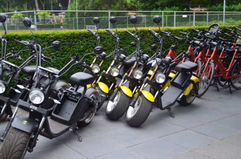 Rangée de scooters électriques et vélos garés à Landgoed de Scheleberg dans le Gelderland, Pays-Bas.