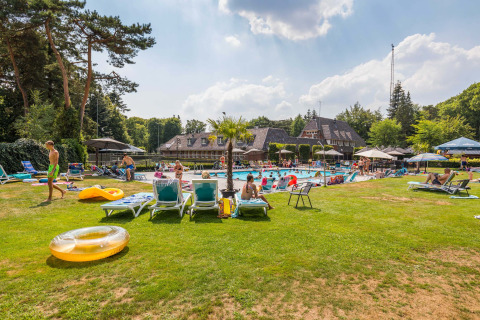 Gäste entspannen sich am Außenpool im Ferienpark Landgoed de Scheleberg in Gelderland, Niederlande.