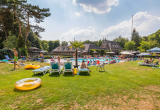 Gäste entspannen sich am Außenpool im Ferienpark Landgoed de Scheleberg in Gelderland, Niederlande.