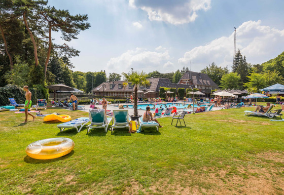 Personas disfrutan cerca de la piscina al aire libre en Landgoed de Scheleberg, Gelderland, Países Bajos.