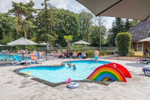 Børnevenlig swimmingpool med farverig rutsjebane i ferieparken Landgoed de Scheleberg, Gelderland.