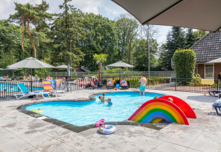 Børnevenlig swimmingpool med farverig rutsjebane i ferieparken Landgoed de Scheleberg, Gelderland.