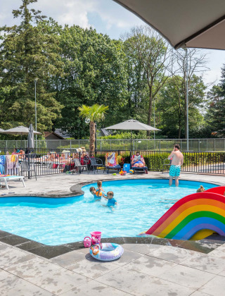 Piscina infantil con tobogán arcoíris en el parque vacacional Landgoed de Scheleberg, Gelderland, Países Bajos.