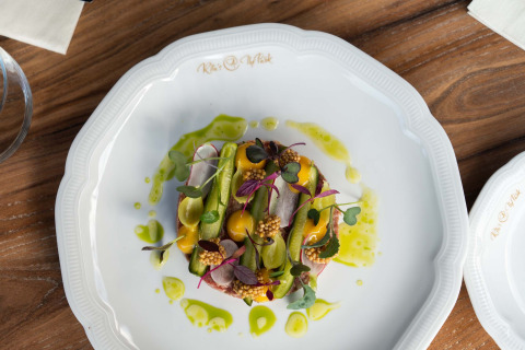 Un plat gastronomique servi sur une assiette blanche à Landgoed de Scheleberg, un parc de vacances aux Pays-Bas.