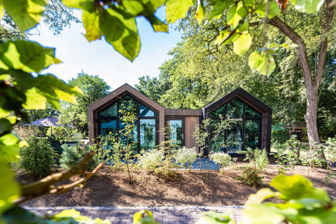 Chalet moderne aux grandes fenêtres, entouré de verdure au Résidence Lage Vuursche, Utrecht, Pays-Bas.