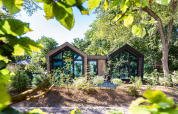 Modernes Ferienhaus mit großen Fenstern in grüner Natur im Résidence Lage Vuursche, Utrecht, Niederlande.