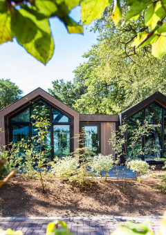 Casa de vacaciones moderna con grandes ventanales rodeada de naturaleza en Résidence Lage Vuursche, Utrecht.