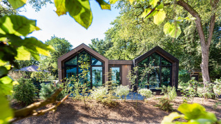 Casa de vacaciones moderna con grandes ventanales rodeada de naturaleza en Résidence Lage Vuursche, Utrecht.