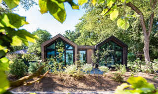 Casa de vacaciones moderna con grandes ventanales rodeada de naturaleza en Résidence Lage Vuursche, Utrecht.