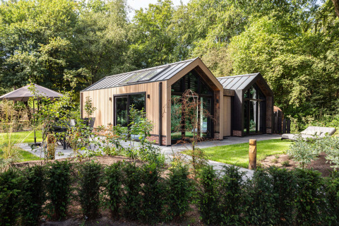 Moderna cabaña vacacional de madera rodeada de naturaleza en Résidence Lage Vuursche en Utrecht, Países Bajos.