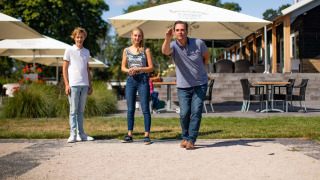 Familia juega petanca en Résidence Lichtenvoorde, parque vacacional en Gelderland, Países Bajos.