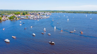 Vista de un puerto lleno de veleros y lanchas cerca de Lage Vuursche, Utrecht, Países Bajos en un día soleado.