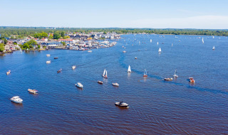 Vista de un puerto lleno de veleros y lanchas cerca de Lage Vuursche, Utrecht, Países Bajos en un día soleado.