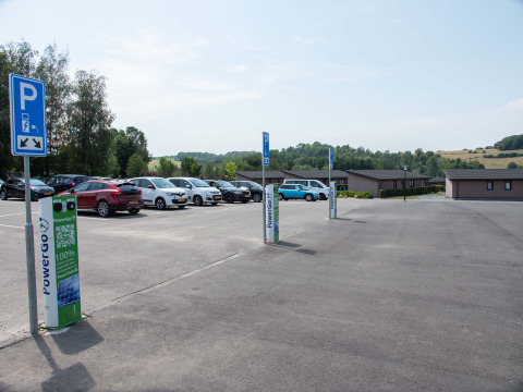 Elbil-ladestationer og parkeringsplads ved Résidence Valkenburg feriepark i Limburg, Holland.
