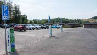 Estaciones de carga para coches eléctricos y aparcamiento en Résidence Valkenburg en Limburgo, Países Bajos.