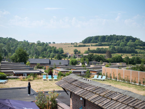 Blick auf den Ferienpark Résidence Valkenburg in Limburg, Niederlande, mit Hügeln und Bungalows.