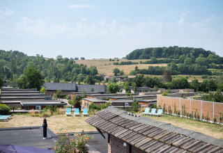 Blick auf den Ferienpark Résidence Valkenburg in Limburg, Niederlande, mit Hügeln und Bungalows.