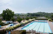 Udendørs swimmingpool ved Résidence Valkenburg feriepark, omgivet af natur og grønne bakker i Limburg.