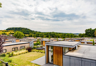 Moderne vakantiebungalows met plat dak in Résidence Valkenburg, Limburg, Nederland, in groene omgeving.