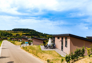 Ferienhäuser im Résidence Valkenburg Ferienpark, Limburg, Niederlande, mit malerischer Hügellandschaft.