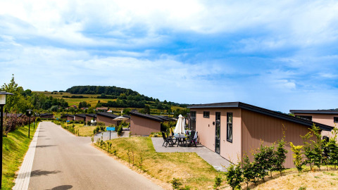 Ferienhäuser im Résidence Valkenburg Ferienpark, Limburg, Niederlande, mit malerischer Hügellandschaft.