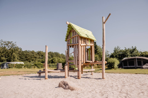 Casetta di legno su sabbia nell’area giochi, punto forte del Camping de Bovenberg a Overijssel, Paesi Bassi.