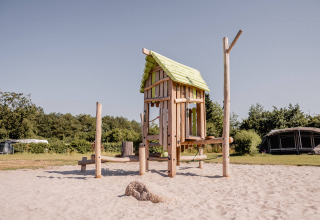 Casetta di legno su sabbia nell’area giochi, punto forte del Camping de Bovenberg a Overijssel, Paesi Bassi.