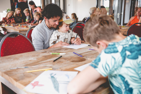 Niños y adultos disfrutan de actividades de arte en Camping de Bovenberg, parque vacacional en Overijssel, Países Bajos.