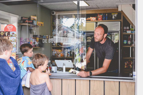 Bambini con asciugamani acquistano gelato al chiosco di Camping de Bovenberg, Overijssel, Paesi Bassi.