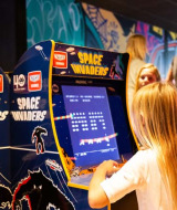 Niño juega Space Invaders en una máquina recreativa en Resort Veluwe, un parque vacacional en Gelderland, Países Bajos.