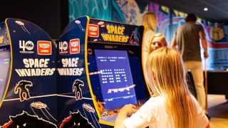 Niño juega Space Invaders en una máquina recreativa en Resort Veluwe, un parque vacacional en Gelderland, Países Bajos.