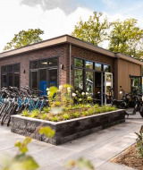 Alquiler de bicicletas en un parque vacacional moderno rodeado de vegetación en Beekbergen, Gelderland.