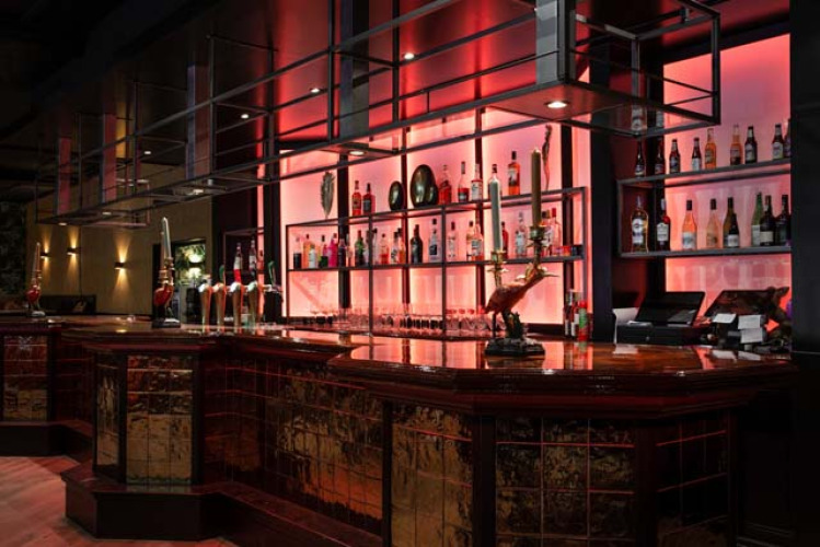 Stijlvolle bar met verlichte planken en flessen in Bospark Ede vakantiepark in Gelderland, Nederland.