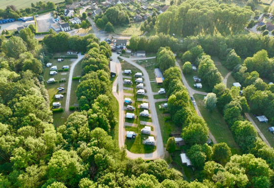 Luchtfoto van vakantiepark Camping de Boskant in Limburg, Nederland, met stacaravans tussen bomen.