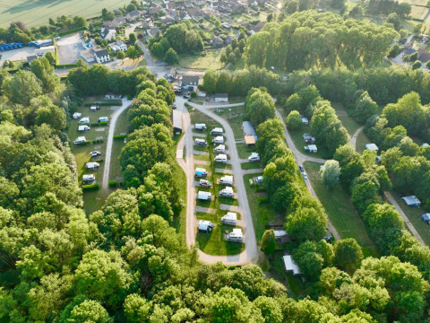 Luchtfoto van vakantiepark Camping de Boskant in Limburg, Nederland, met stacaravans tussen bomen.