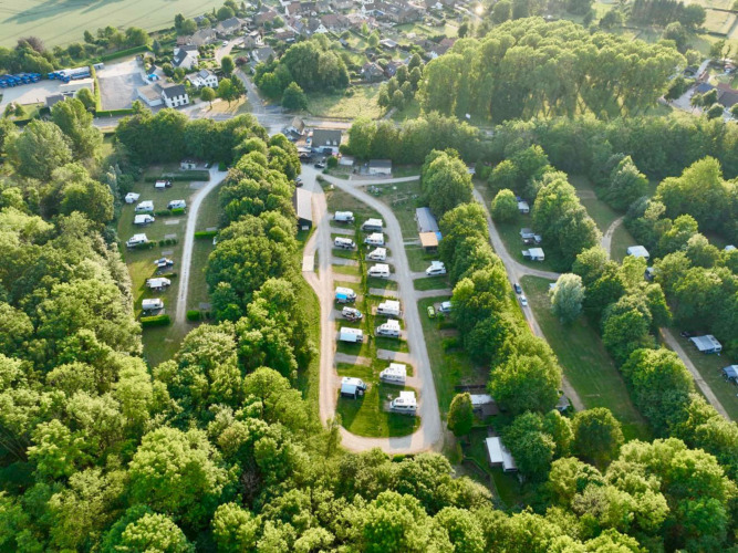 Luchtfoto van Camping de Boskant vakantiepark in Limburg, Nederland, met caravans tussen veel groen.