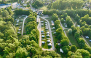 Vista aerea del parco vacanze Camping de Boskant in Limburgo, Paesi Bassi, con roulotte e tanti alberi verdi.