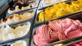 Eine Auswahl an buntem Gelato-Eis in einer Vitrine, ein Highlight im Camping de Boskant in Limburg, Niederlande.