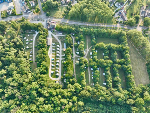 Vista aérea del Camping de Boskant, un parque vacacional en Limburgo, Países Bajos, rodeado de árboles verdes.
