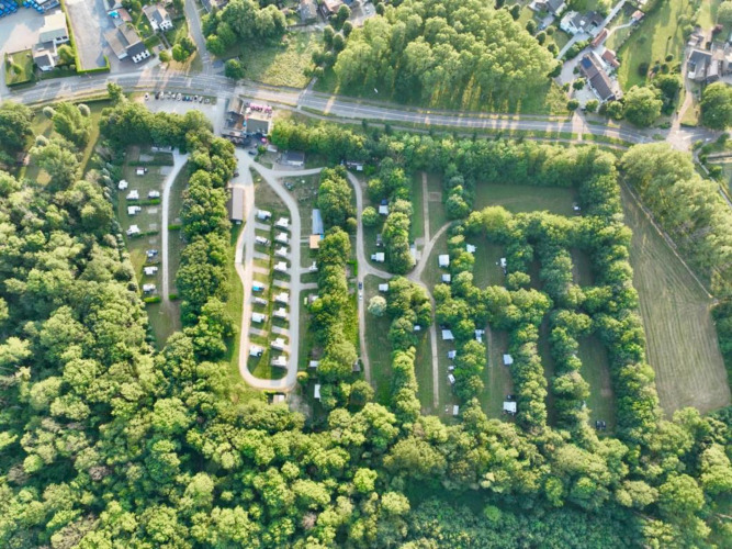 Luchtfoto van Camping de Boskant, vakantiepark met caravans tussen bomen in Limburg, Nederland.