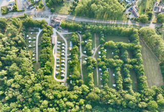 Vista aérea del Camping de Boskant, un parque vacacional en Limburgo, Países Bajos, rodeado de árboles verdes.