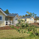 Gule mobilhomes i Chalet Limonet ved Camping & Ferienpark Brilon i Tyskland på en solrig dag.