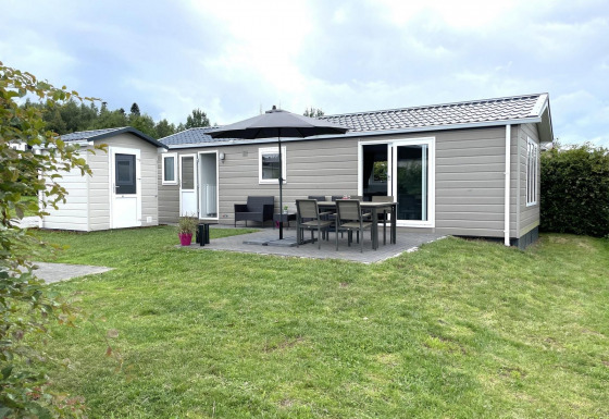 Vista exterior del Chalet Brilon en Camping & Ferienpark Brilon, Alemania, con terraza y muebles de jardín.