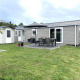 Udendørsbillede af Chalet Brilon på Camping & Ferienpark Brilon med terrasse og havemøbler i Tyskland.